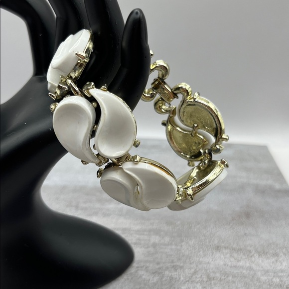 Vintage Mid Century Signed Lisner White Thermoset Teardrop Chunky Bracelet - Picture 5 of 13
